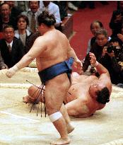 Yokozuna Akebono crashes to defeat at Kyushu sumo